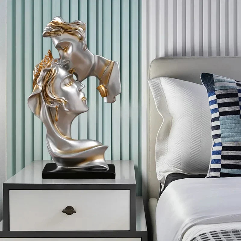 Romantic Resin Lovers Figurine – Kissing Couple Sculpture for Home & Office Decor Ornament Home Decor Desktop Wine Cabinet Decoration