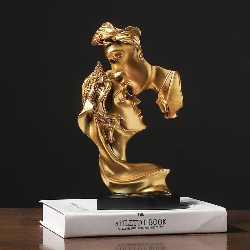 Romantic Resin Lovers Figurine – Kissing Couple Sculpture for Home & Office Decor Ornament Home Decor Desktop Wine Cabinet Decoration